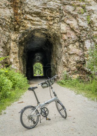 Téléchargez les photos : Vélo pliant sur Katy Trail dans un tunnel près de Rocheport, Missouri, paysages d'été. Le sentier Katy est un sentier cyclable de 237 milles converti d'un ancien chemin de fer. - en image libre de droit