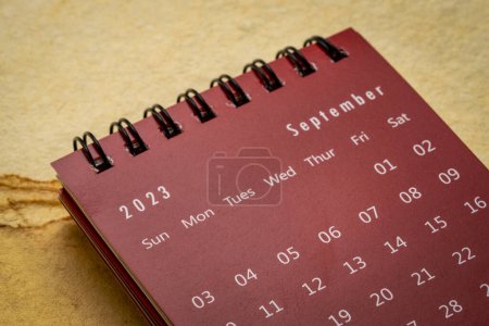 Téléchargez les photos : Septembre 2023 - gros plan d'un petit calendrier de bureau, le temps et le concept d'entreprise - en image libre de droit