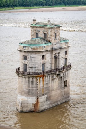 Téléchargez les photos : Tour de prise d'eau historique numéro 1 construite en 1894 sous le pont Old Chain of Rocks sur le fleuve Mississippi près de St Louis - en image libre de droit