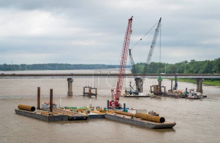 Téléchargez les photos : Barges avec grues et matériel de battage de pieux à une construction d'un pont au-dessus du fleuve Mississippi à Chain of Rocks au-dessus de St Louis - en image libre de droit