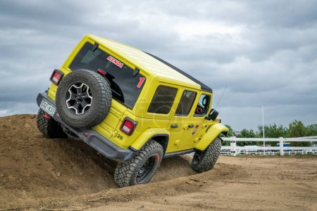 Téléchargez les photos : Loveland, CO, USA - 25 août 2023 : Jeep Wrangler, Rubicon model, on a dusty training drive off-road course. - en image libre de droit