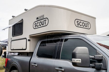 Foto de Loveland, CO, Estados Unidos - 26 de agosto de 2023: Camper Scout Yoho personalizado por Juniper Overland en el camión Ford FX4. - Imagen libre de derechos