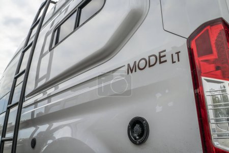 Téléchargez les photos : Loveland, CO, USA - 26 Août 2023 : Détail de 4x4 Storyteller Overland MODE LT camping-car construit sur châssis Ford Transit. - en image libre de droit