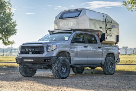 Téléchargez les photos : Loveland, CO, États-Unis - 27 août 2023 : Camping-car Kimbo en aluminium sur camion Toyota Tacoma. - en image libre de droit