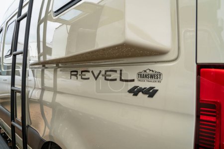 Téléchargez les photos : Loveland, CO, USA - 26 août 2023 : Un détail de Winnebago Revel, camping-car avec des capacités hors route sur châssis Mercedes Sprinter. - en image libre de droit