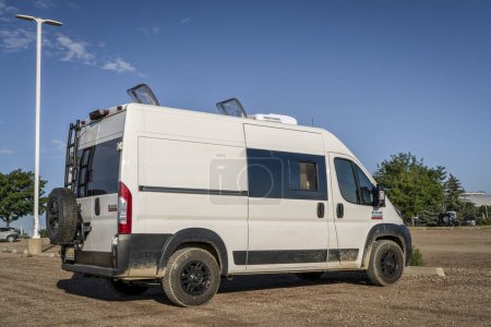 Téléchargez les photos : Loveland, CO, USA - 27 août 2023 : Camionnette de camping-car avec climatiseur et échelle de toit construite sur châssis RAM 1500 Pro Master. - en image libre de droit