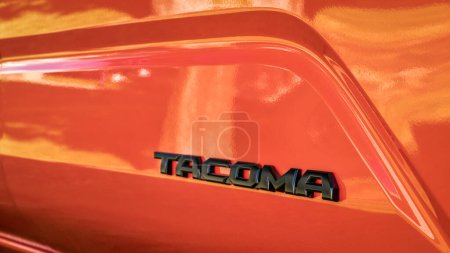 Téléchargez les photos : Loveland, CO, USA - 25 août 2023 : Toyota Tacoma détail camion - un logo sur le côté du camion. - en image libre de droit