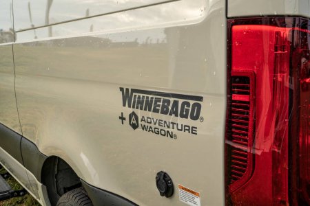 Foto de Loveland, CO, EE.UU. - 26 de agosto de 2023: Detalle de la caravana Winnebago Adventure Wagon, modular y configurable en el chasis del Mercedes Sprinter. - Imagen libre de derechos