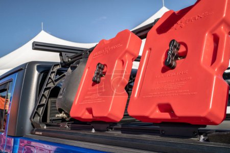Foto de Loveland, CO, EE.UU. - 27 de agosto de 2023: Contenedores de gasolina Rotopax y kit de ducha Leitner Design HydroPOD montados en un bastidor lateral de una camioneta. - Imagen libre de derechos