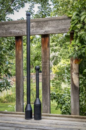 Foto de Peso ajustable club de acero y maza en una cubierta del patio trasero de madera, concepto funcional de la aptitud - Imagen libre de derechos