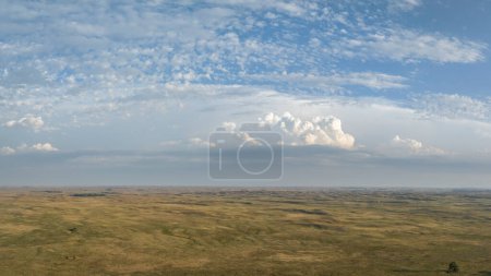 Téléchargez les photos : Nuages au-dessus des dunes du Nebraska, vue aérienne de la fin de l'été - en image libre de droit
