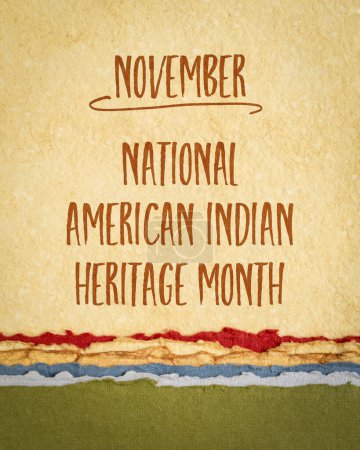 Téléchargez les photos : Novembre - Mois national du patrimoine indien américain, écriture manuscrite sur papier d'art, rappel de l'événement historique et culturel - en image libre de droit