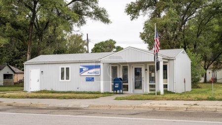 Foto de Merriman, NE, EE.UU. - 10 de septiembre de 2023: Oficina de Correos de los Estados Unidos en una pequeña ciudad rural en Nebraska. - Imagen libre de derechos