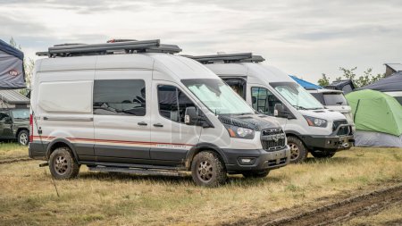 Téléchargez les photos : Loveland, CO, États-Unis - 26 août 2023 : Deux Storyteller Overland Mode LT, 4x4 camping-cars basés sur le châssis Ford Transit dans un terrain de camping animé. - en image libre de droit