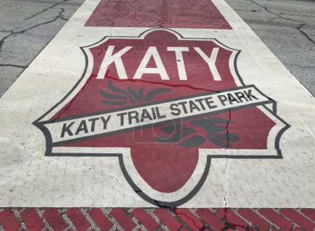 Téléchargez les photos : Panneau Katy Trail State Park au croisement de la rue à Boonville, Missouri. Katy Trail est le plus long projet de chemin de fer-à-sentiers du pays, 237 mile piste cyclable, s'étendant des Machens à Clinton. - en image libre de droit