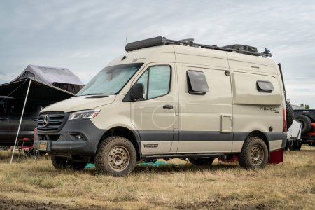 Téléchargez les photos : Loveland, CO, États-Unis - 26 Août 2023 : Winnebago Revel camping-car dans un terrain de camping animé. - en image libre de droit