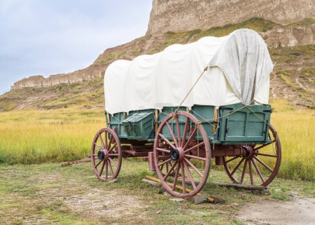 réplique de chariot couvert pionnier sur prairie à Scotts Bluff National Monument, Nebraska
