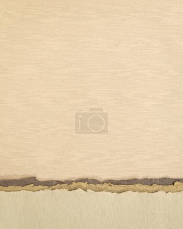 Téléchargez les photos : Paysage abstrait de papier dans des tons pastel terre - collection de papiers chiffon faits à la main - en image libre de droit