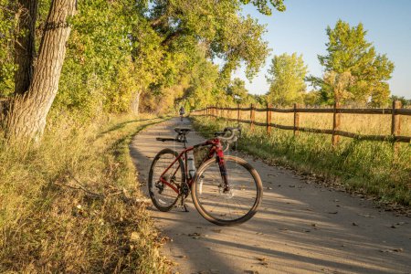 Téléchargez les photos : Vélo de randonnée en gravier sur la piste cyclable de la rivière Poudre près de Windsor, Colorado, au début de l'automne - en image libre de droit