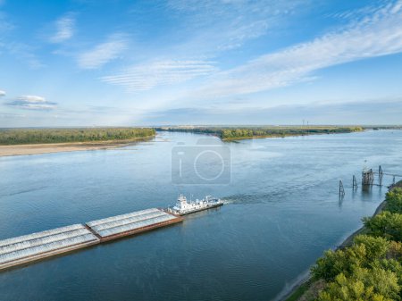 Foto de Remolcador con barcazas en el río Mississippi en la confluencia con el río Missouri por debajo de Alton, IL - Imagen libre de derechos