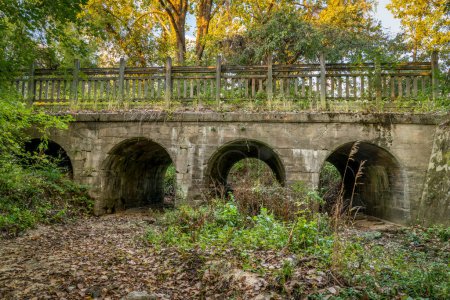 Téléchargez les photos : Pont en arc de béton sur Katy Trail près de Dutzow, Missouri, dans les paysages d'automne - en image libre de droit