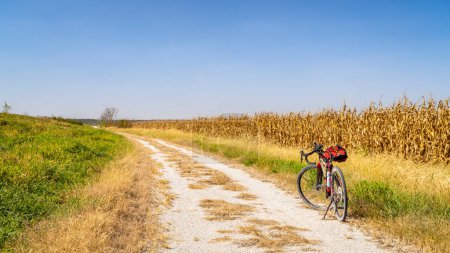 Téléchargez les photos : Vélo de randonnée en gravier sur Steamboat Trace Trail converti de vieux chemin de fer traversant les terres agricoles et champ de maïs près du Pérou, Nebraska - en image libre de droit
