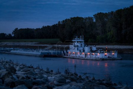 Téléchargez les photos : Remorquage avec barges sur la chaîne de dérivation rocheuse Canal du Mississipi au-dessus de St Louis, paysage nocturne à l'aube - en image libre de droit
