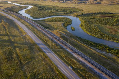 Foto de Carretera y ferrocarril a lo largo del río Loup Medio en Nebraska Sandhills, vista aérea de finales de verano - Imagen libre de derechos