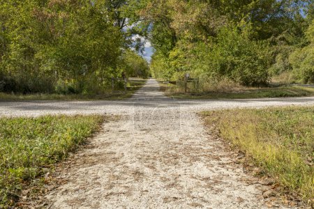 Téléchargez les photos : Katy Trail traverse un chemin de terre près de Hartsburg, Missouri, paysages d'automne - en image libre de droit