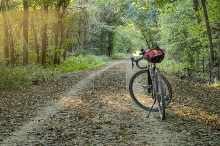 Téléchargez les photos : Vélo de randonnée en gravier sur Katy Trail près de McKttrick, Missouri, dans le paysage de coucher de soleil d'automne - en image libre de droit