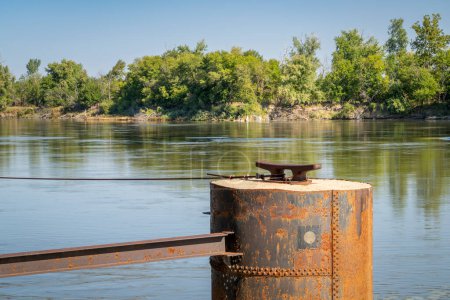 Téléchargez les photos : Pile d'amarrage rouillée avec un taquet pour barges sur la rivière Missouri à Brownville, Nebraska - en image libre de droit