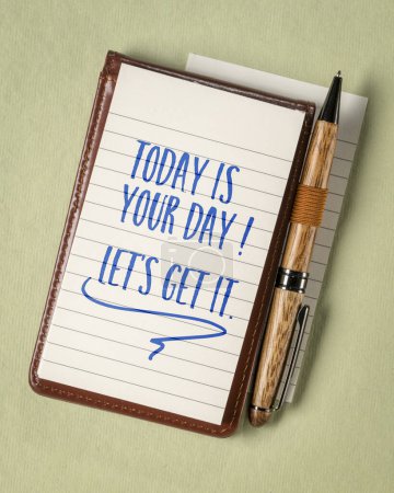 Foto de Hoy es tu día. Vamos a conseguirlo. Nota motivacional para uno mismo en un pequeño diario o cuaderno. - Imagen libre de derechos