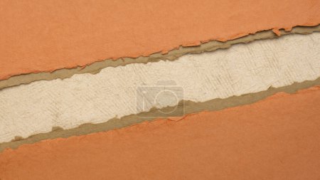 Téléchargez les photos : Abstrait de papier dans les tons orange et citrouille avec un espace de copie feuilles de papier à la main, bannière web vierge pour alerte, avertissement ou danger - en image libre de droit
