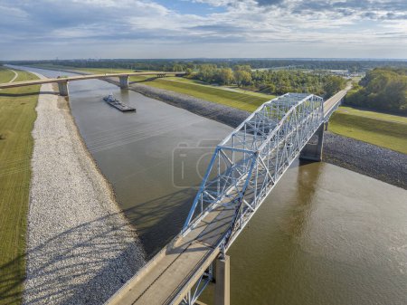 Téléchargez les photos : Remorqueurs avec barges sur la chaîne du canal rocheux du Mississipi en amont de St Louis, vue aérienne en octobre paysage - en image libre de droit