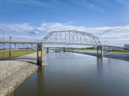 Téléchargez les photos : Ponts et remorqueurs avec barges sur la chaîne de dérivation rocheuse Canal du Mississipi en amont de St Louis, vue aérienne en octobre paysage - en image libre de droit