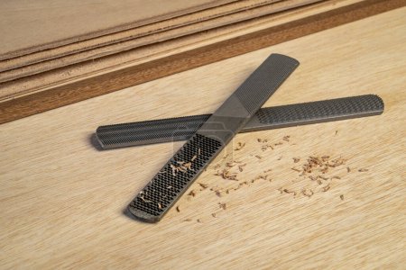 Foto de Limas rasp de madera contra contrachapado okoume - concepto de carpintería - Imagen libre de derechos