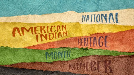 Foto de Noviembre: Mes Nacional de la Herencia Indígena Americana, escritura a mano contra el paisaje abstracto del papel, recordatorio de un evento histórico y cultural - Imagen libre de derechos