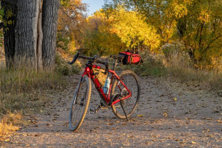 Téléchargez les photos : Randonnée à vélo de gravier sur un sentier dans le nord du Colorado dans les paysages d'automne - en image libre de droit