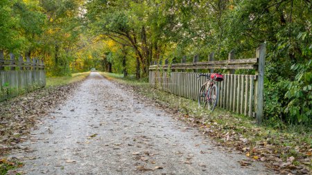 Téléchargez les photos : Vélo de randonnée en gravier sur Katy Trail près de Marthasville, Missouri, dans les paysages d'automne - en image libre de droit