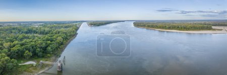 Téléchargez les photos : Panorama aérien du fleuve Mississippi et entrée du canal de contournement de la chaîne de rochers au-dessus de St Louis - en image libre de droit