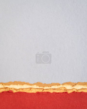 Téléchargez les photos : Papier abstrait paysage tons gris et rouge et pastel - collection de papiers chiffon faits à la main - en image libre de droit