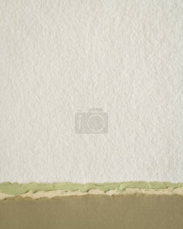 Téléchargez les photos : Paysage abstrait de papier dans des tons pastel marron et vert - collection de papiers chiffon faits à la main - en image libre de droit