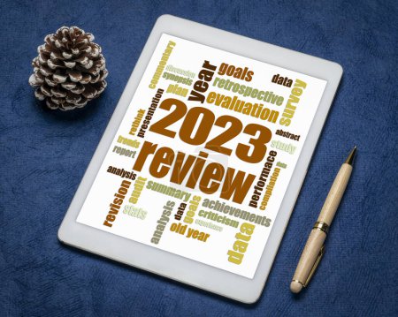 Foto de 2023 años de revisión palabra nube en una tableta digital, concepto de análisis de negocio de fin de año - Imagen libre de derechos