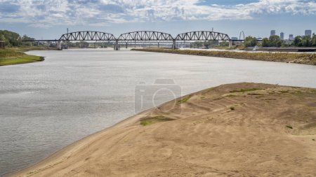 Téléchargez les photos : Sortie du canal de contournement de la chaîne de rochers dans le fleuve Mississippi en amont de St Louis - en image libre de droit
