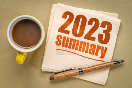 Téléchargez les photos : 2023 année résumé texte sur une serviette avec une tasse de café, concept d'entreprise de fin d'année - en image libre de droit