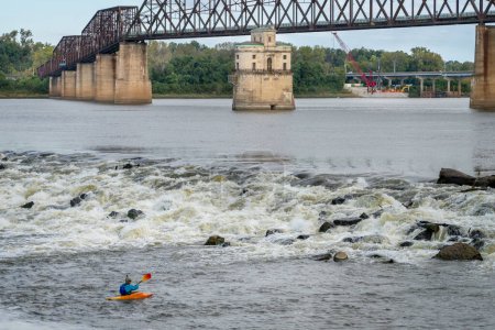 Téléchargez les photos : Granite City, Il, États-Unis - 8 octobre 2023 : Un kayakiste solitaire en eaux vives sous le barrage de basse mer sur le fleuve Mississippi à Chain of Rocks près de St Louis, Missouri. - en image libre de droit