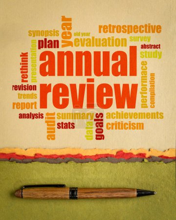 Foto de Revisión anual palabra nube en papel de arte, cartel vertical, fin de año concepto de análisis de negocios - Imagen libre de derechos
