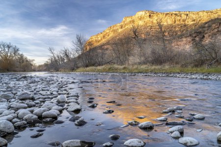 Téléchargez les photos : Coucher de soleil sur la falaise de grès de Belvue Dome et la rivière Poudre dans le nord du Colorado - en image libre de droit