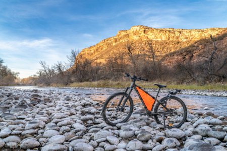 Foto de Mountain bike on Poudre River Trail near Greeley in Colorado, winter scenery - Imagen libre de derechos