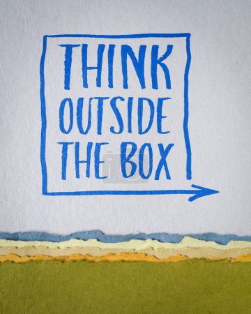 Foto de Pensar fuera de la caja - concepto inspirador - escritura a mano sobre papel de arte, negocios, educación y desarrollo personal - Imagen libre de derechos